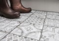 SAMOPRZYLEPNE-PLYTKI-PODLOGOWE-MOZAIKA-SZARA-PCV-Marka-D-C-FLOOR.jpg